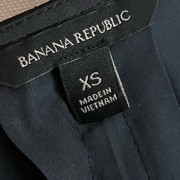 Banana Republic • Very Dark Navy Sleeveless Tank Top - Picture 4 of 5
